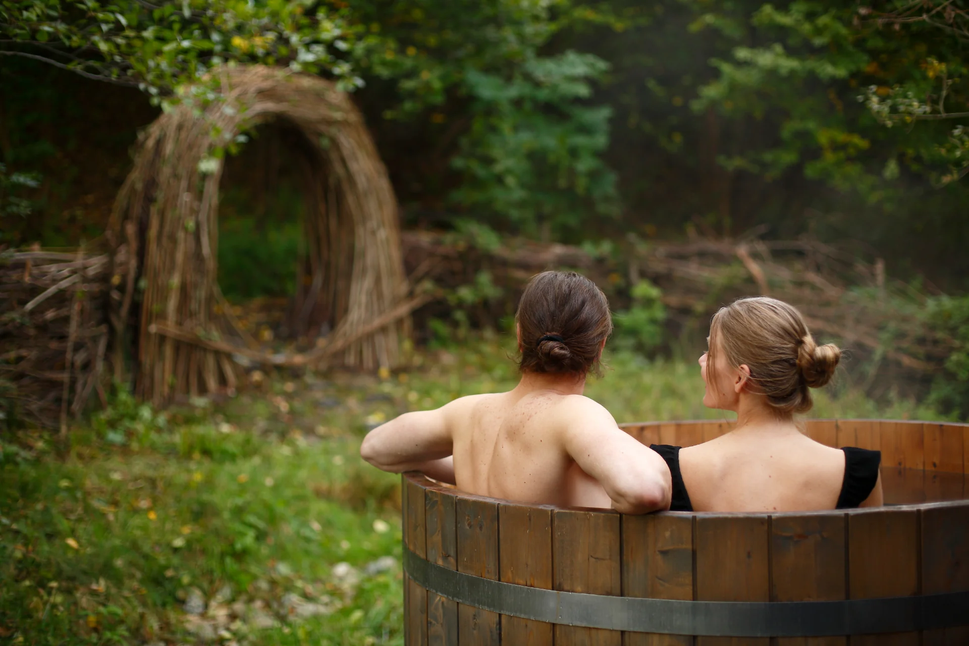 Cuplu în ciubărul Vortex Spa, între copaci